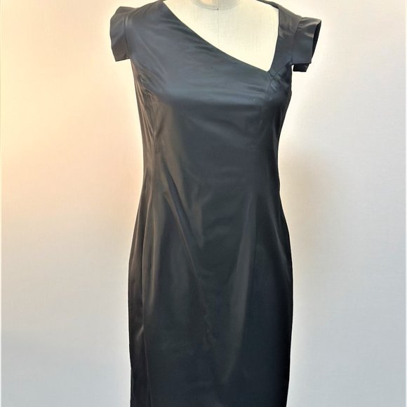 GORGEOUS SCULPTURAL BLACK DRESS - Picture 2 of 3